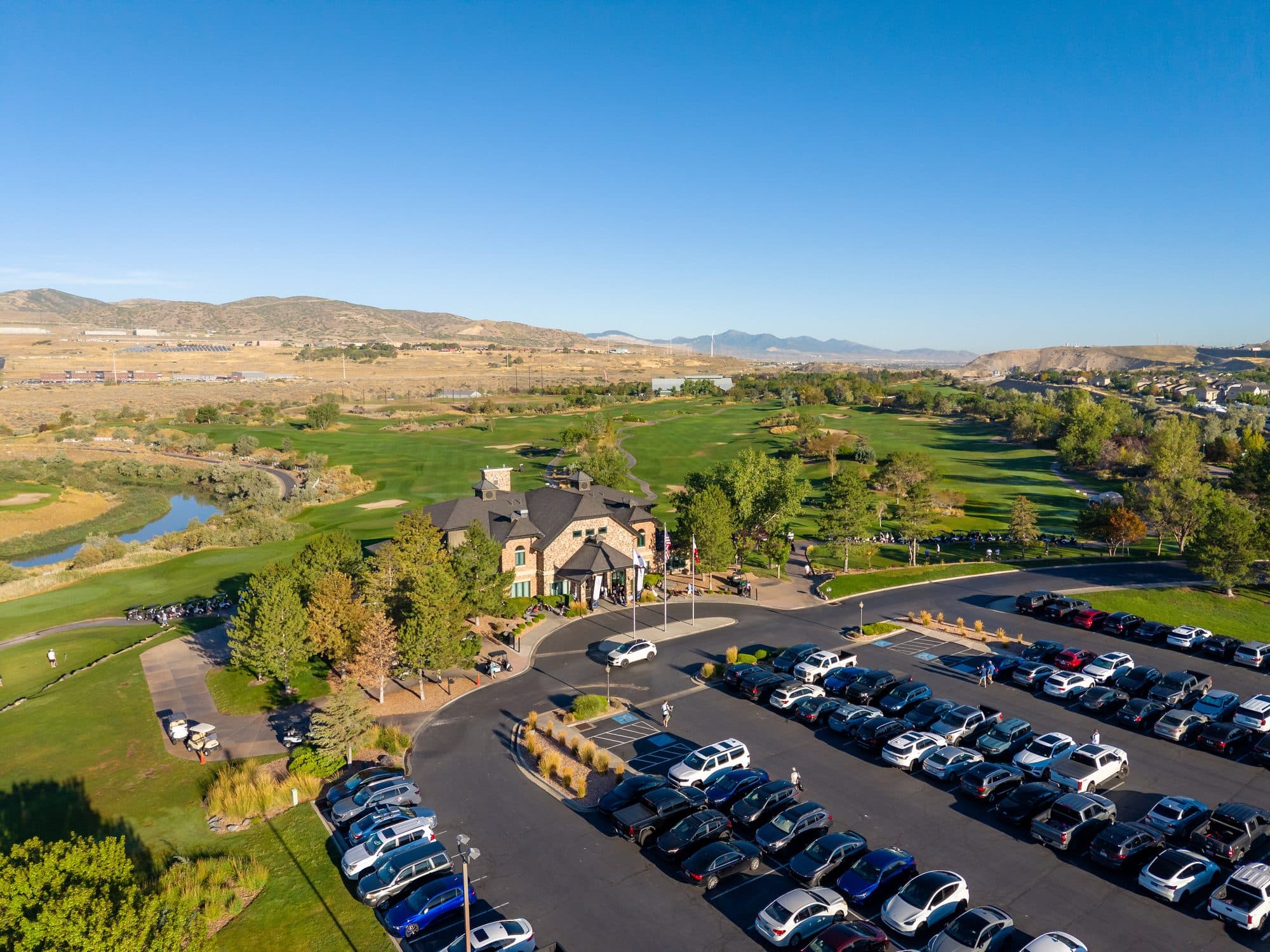 Golfers at the Ecom Elevated Invitational